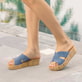 Blaue remonte Damen Pantoletten D1N55-14 mit Gummizug sowie weicher Einlegesohle. Schuh am Model.