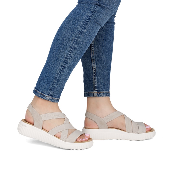 Beige remonte Riemchensandalen D3L52-60 mit einem Gummizug sowie Extraweite H. Schuh am Fuß.