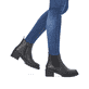 
Tiefschwarze remonte Damen Chelsea Boots D0A70-01 mit Reißverschluss sowie Blockabsatz. Schuh am Fuß