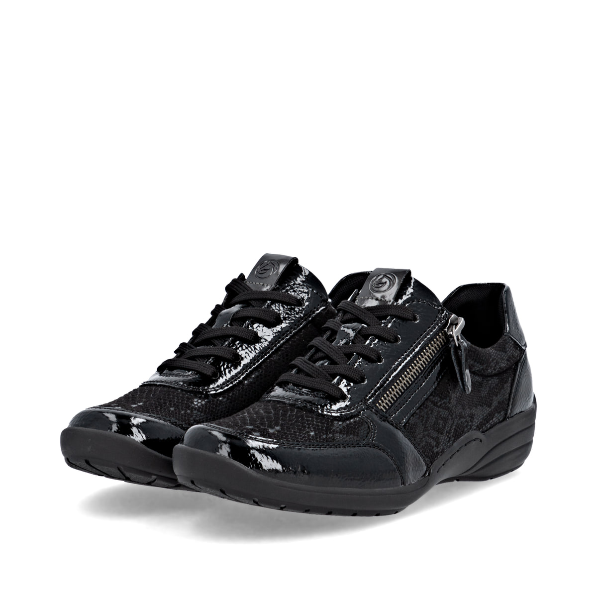Schwarze remonte Damen Sneaker R7637-04 mit Reißverschluss sowie Extraweite H. Schuhpaar seitlich schräg.
