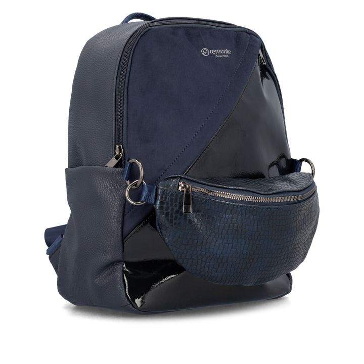 Sac à dos remonte Q0533-14 en bleu avec une poignée pour l'attacher à la poignée de valise et un sac banane amovible. Côté gauche.