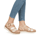 Metallische vegane remonte Riemchensandalen D0Q55-91 mit einem Klettverschluss. Schuh am Fuß.