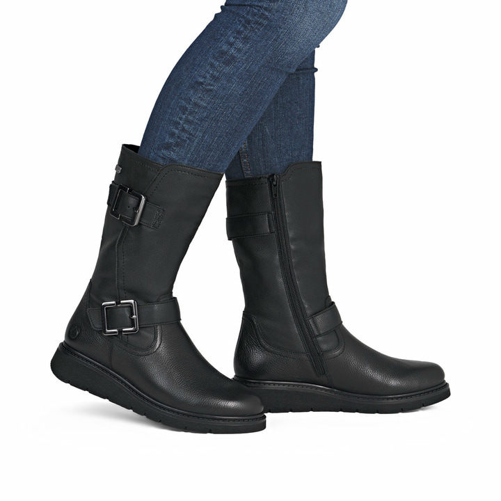 Schwarze remonte Hochschaftstiefel D3980-00 mit wasserabweisender TEX-Membran. Schuh am Fuß.