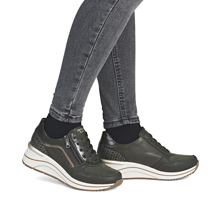 Baskets basses remonte vertes pour femme D0T16-54 avec fermeture éclair. Chaussure au pied.
