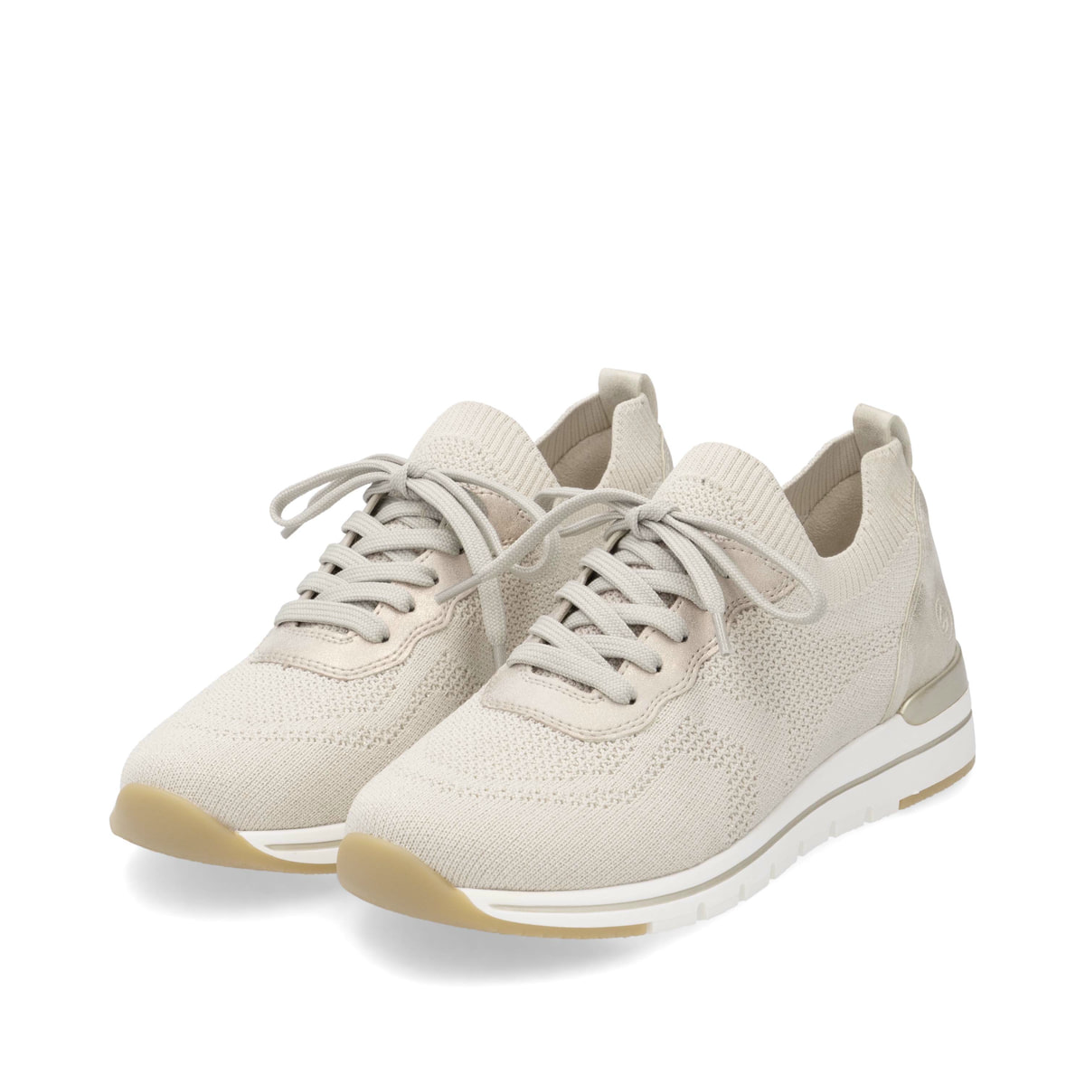 Beige remonte Damen Slipper R6712-60 mit einem Gummizug sowie der Komfortweite G. Schuhpaar seitlich schräg.