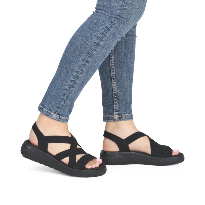 Schwarze remonte Riemchensandalen D3L52-00 mit einem Gummizug sowie Extraweite H. Schuh am Fuß.