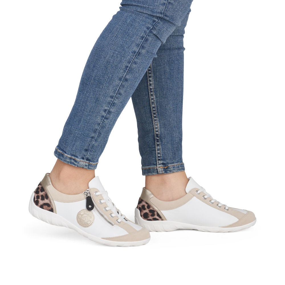 Chaussures à lacets remonte blanches vegan pour femme R3408-83. Chaussure au pied.