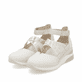 Weiße remonte Ballerinas D2411-81 mit einem Klettverschluss sowie Komfortweite G. Schuhpaar seitlich schräg.