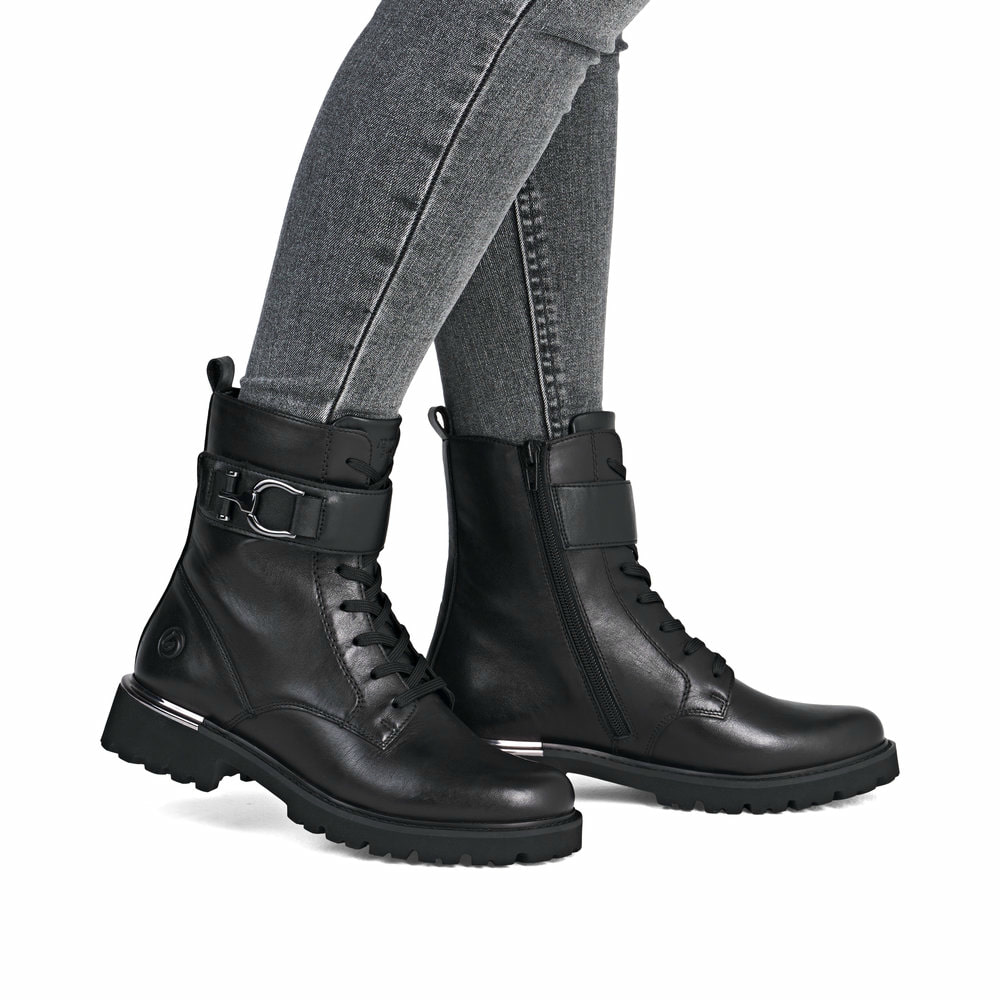 Schwarze remonte Damen Schnürstiefel D8657-00 mit einem Reißverschluss. Schuh am Fuß.