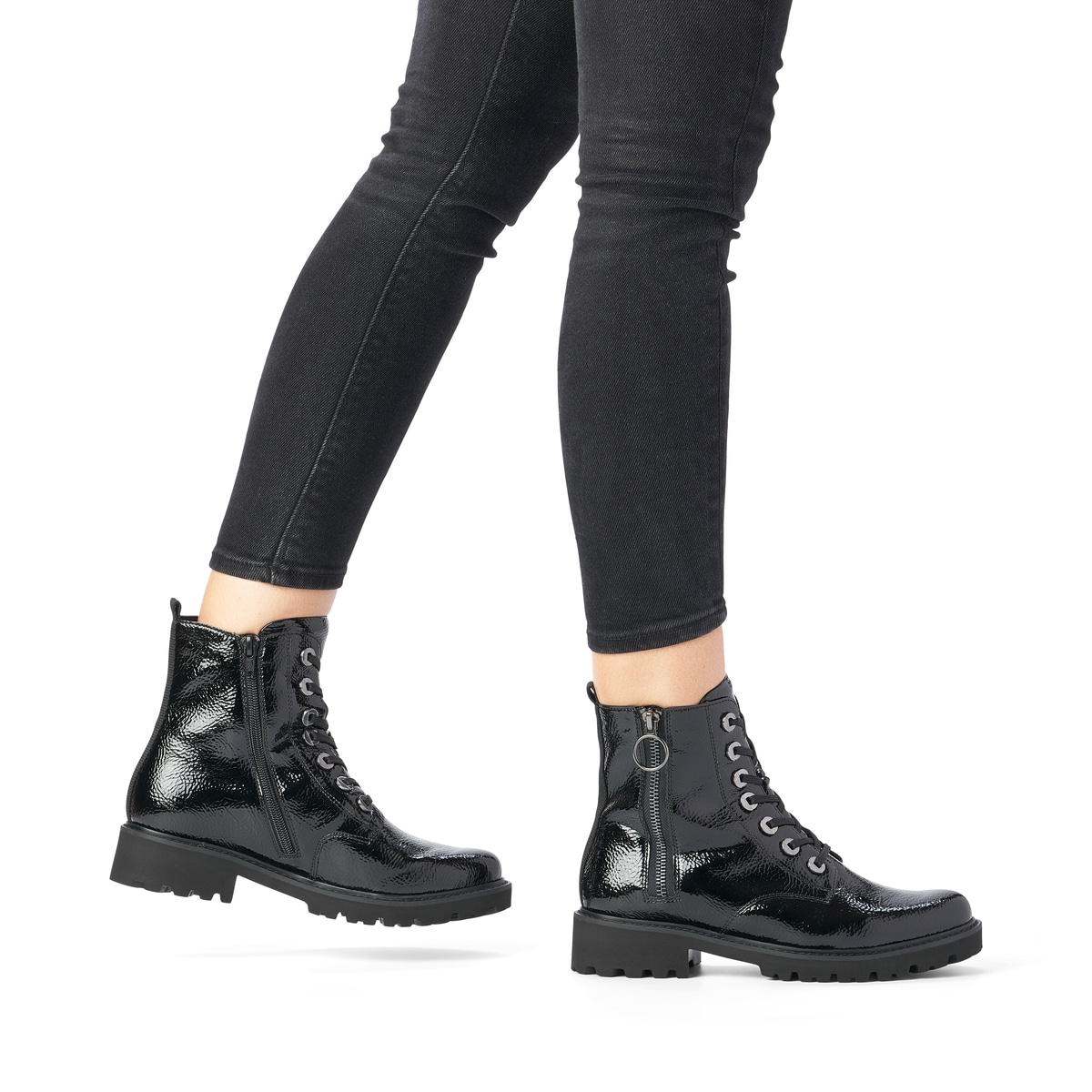 Schwarze remonte Damen Biker Boots D8671-02 mit einer besonders leichten Sohle. Schuh am Fuß