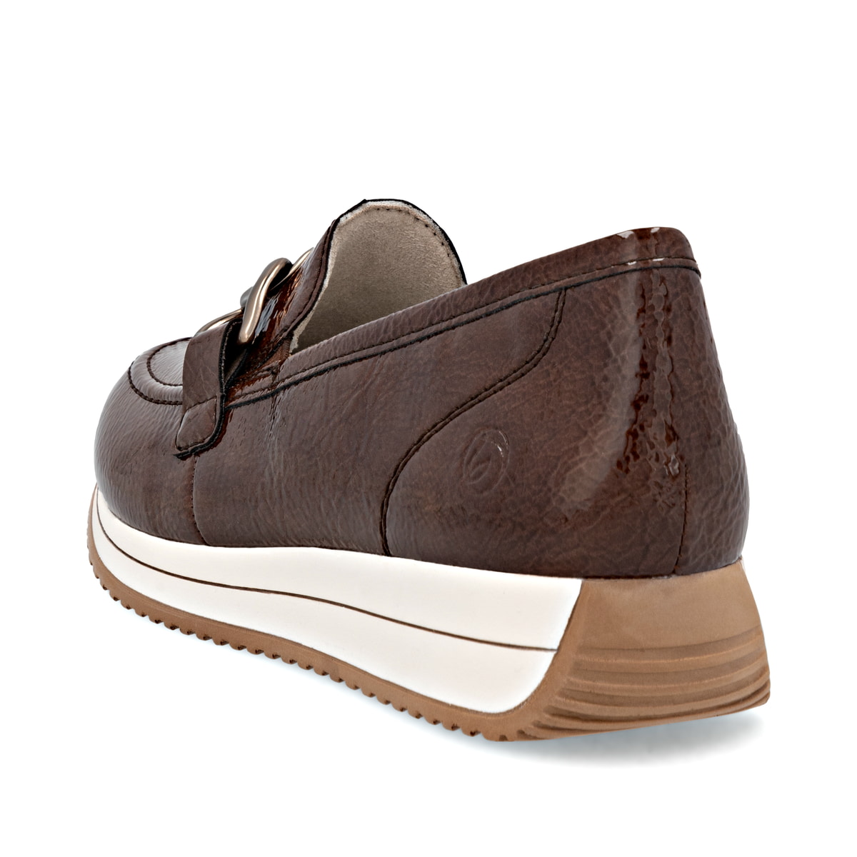 Braune remonte Damen Loafer D0H15-25 mit Deko-Kette sowie einem Gummizug. Schuh von hinten.