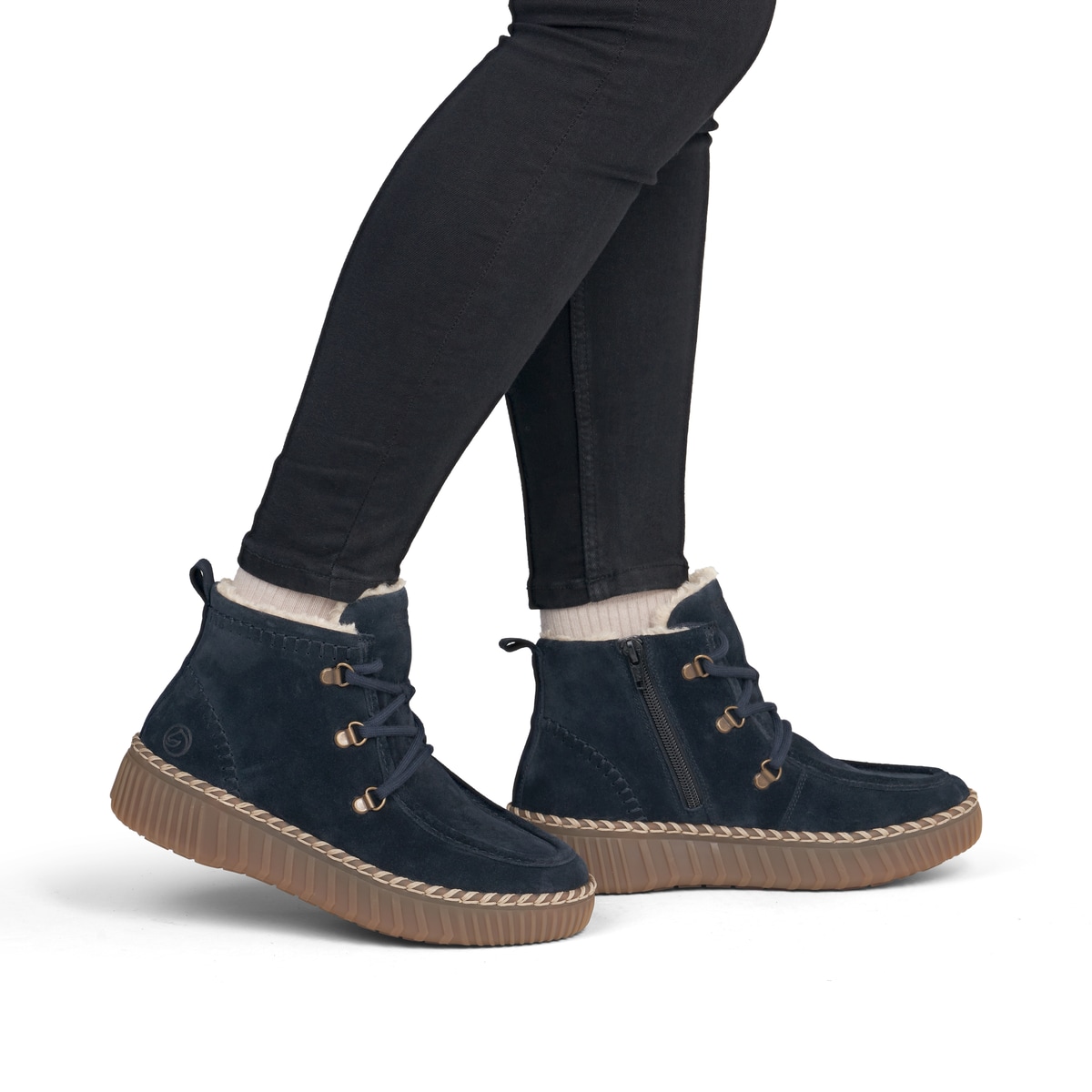 Dunkelblaue remonte Damen Schnürstiefel D4A72-14 mit Mokassin-Optik. Schuh am Fuß.
