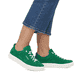 Grüne remonte Damen Sneaker D0913-52 mit Schnürung sowie Komfortweite G. Schuh am Fuß.