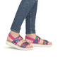 Mehrfarbige vegane remonte Riemchensandalen D2K52-90 mit einem Klettverschluss. Schuh am Fuß.
