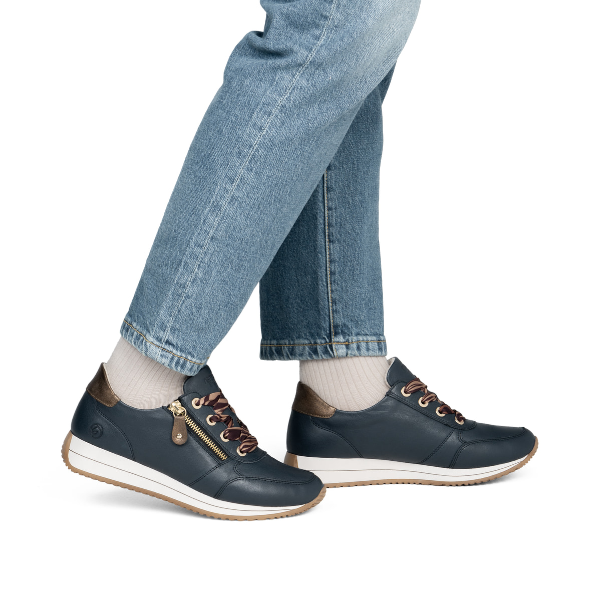 Baskets basses remonte bleues pour femmes D0H11-15 avec fermeture éclair. Chaussure au pied.