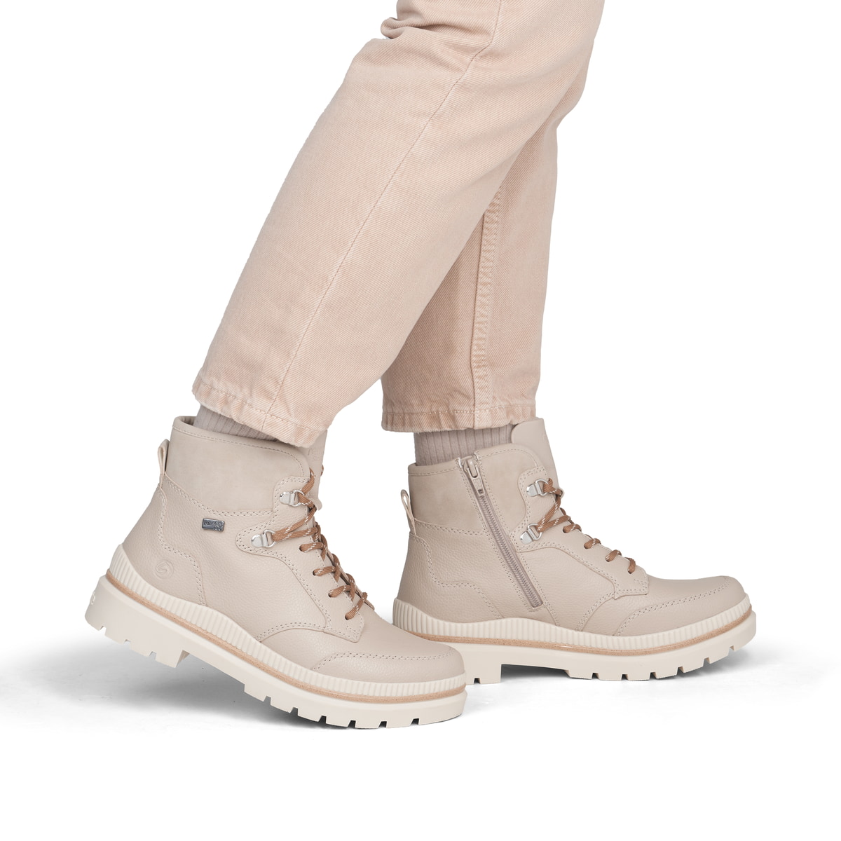 Beige remonte Damen Schnürstiefel D0C84-60 mit wasserabweisender TEX-Membran. Schuh am Fuß.