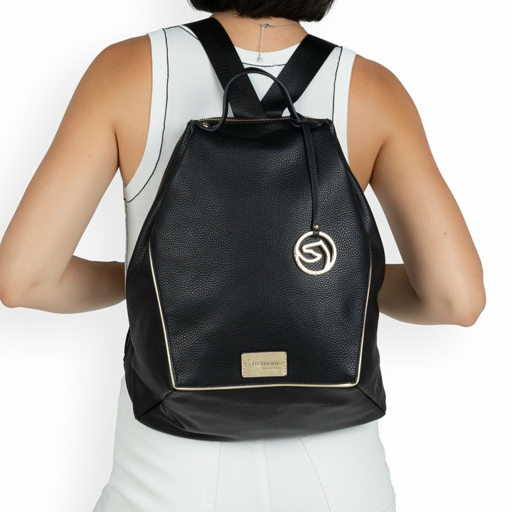 remonte Damen Rucksack Q0527-00 in Mattschwarz aus Textil mit Reißverschluss. Rucksack getragen.