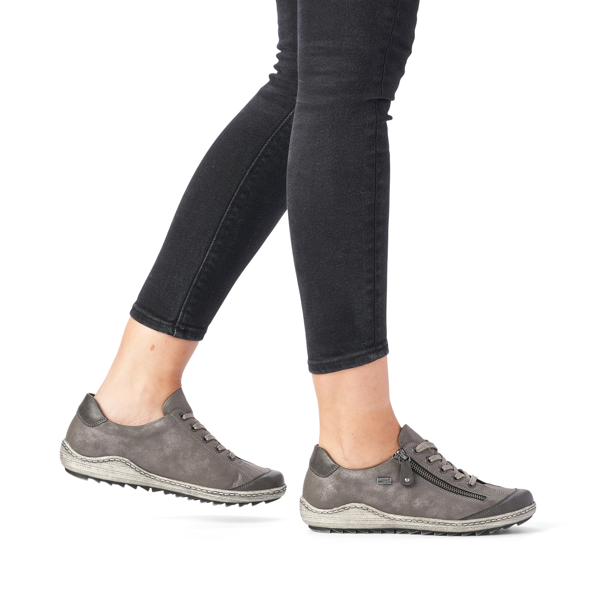 Graue remonte Damen Schnürschuhe R1402-44 mit wasserabweisender TEX-Membran. Schuh am Fuß.