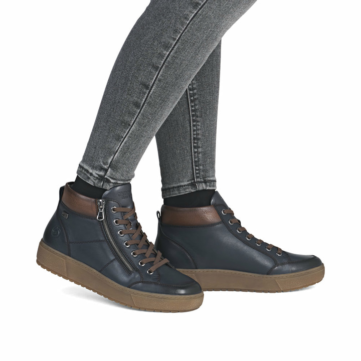 Blaue remonte Damen Kurzstiefel D2T70-14 mit wasserabweisender TEX-Membran. Schuh am Fuß.