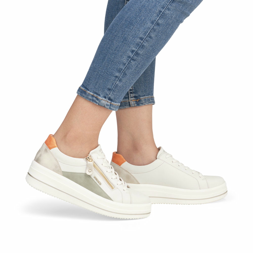 Weiße remonte Damen Sneaker Low D1C01-81 mit Reißverschluss sowie Komfortweite G. Schuh am Fuß.
