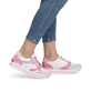 Weiße remonte Damen Sneaker Low D1323-83 mit Reißverschluss sowie Komfortweite G. Schuh am Fuß.