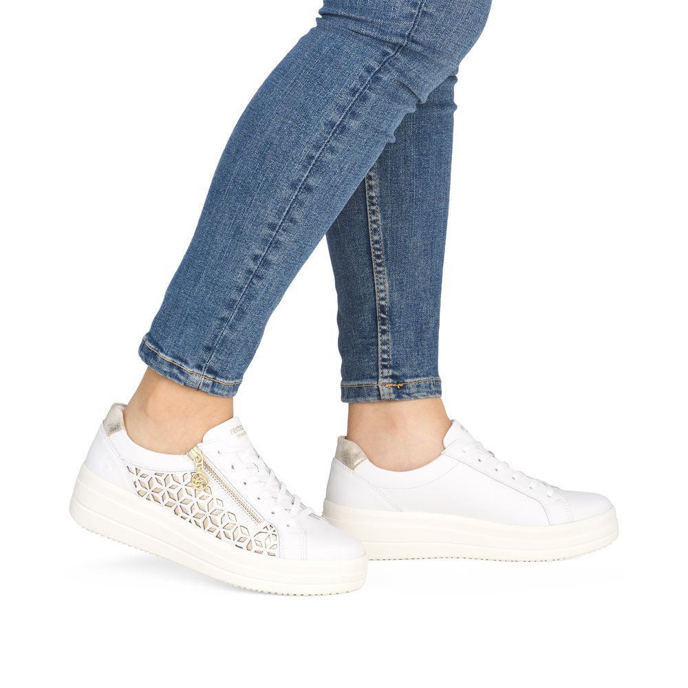Baskets basses remonte blanches pour femme D1C11-80 avec fermeture éclair. Chaussure au pied.