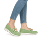 Grüne remonte Damen Loafer D1G11-52 mit Gummizug sowie gepolsterter Einlegesohle. Schuh am Fuß.