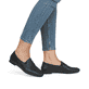 Schwarze remonte Damen Loafer D0K02-01 mit einem Gummizug. Schuh am Fuß.