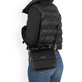 remonte Damen Handtasche Q0627-00 in Glanzschwarz aus Kunstleder mit Überschlag und Reißverschluss. Handtasche getragen.