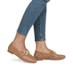 Braune remonte Damen Loafer D0K09-22 mit einem Gummizug. Schuh am Fuß.