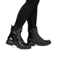 Vegane, schwarze remonte Damen Schnürstiefel D8683-03 mit einem Reißverschluss. Schuh am Fuß.