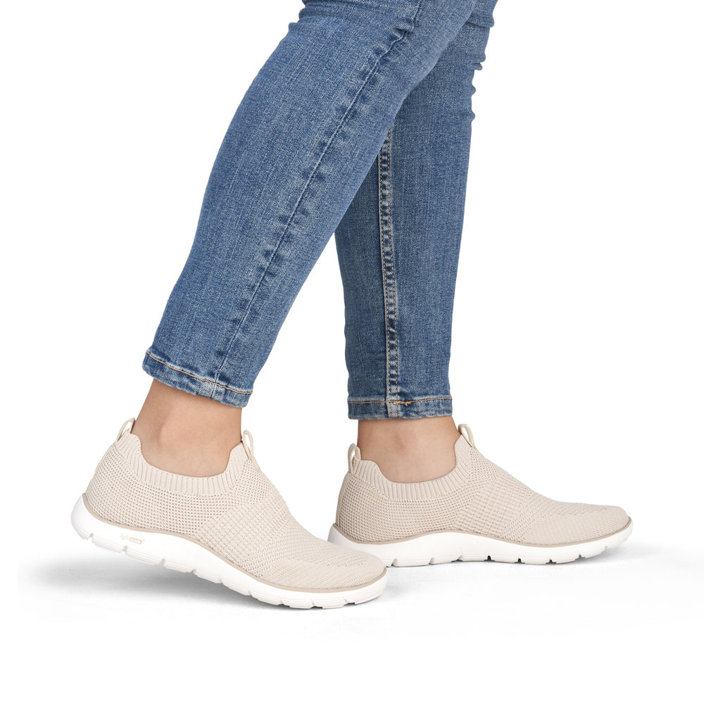 Beige remonte Damen Slipper D3G01-60 mit einem Gummizug sowie der Komfortweite G. Schuh am Fuß.