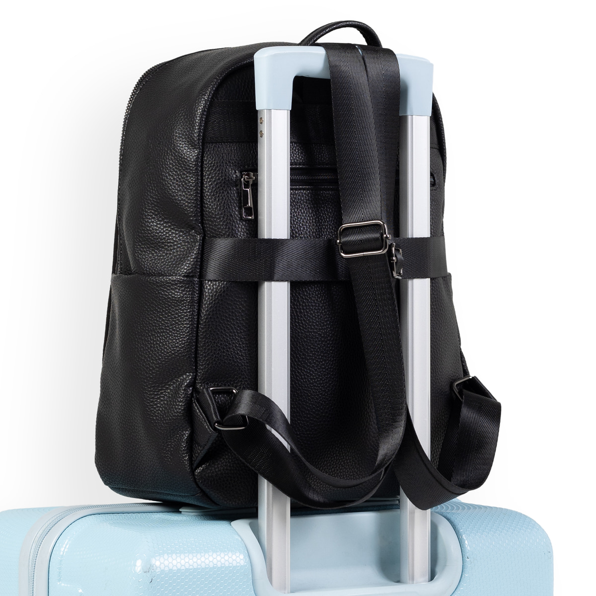 Sac à dos remonte Q0535-02 en noir avec un compartiment principal spacieux, une poche arrière anti-vol et une fermeture éclair. Porté.