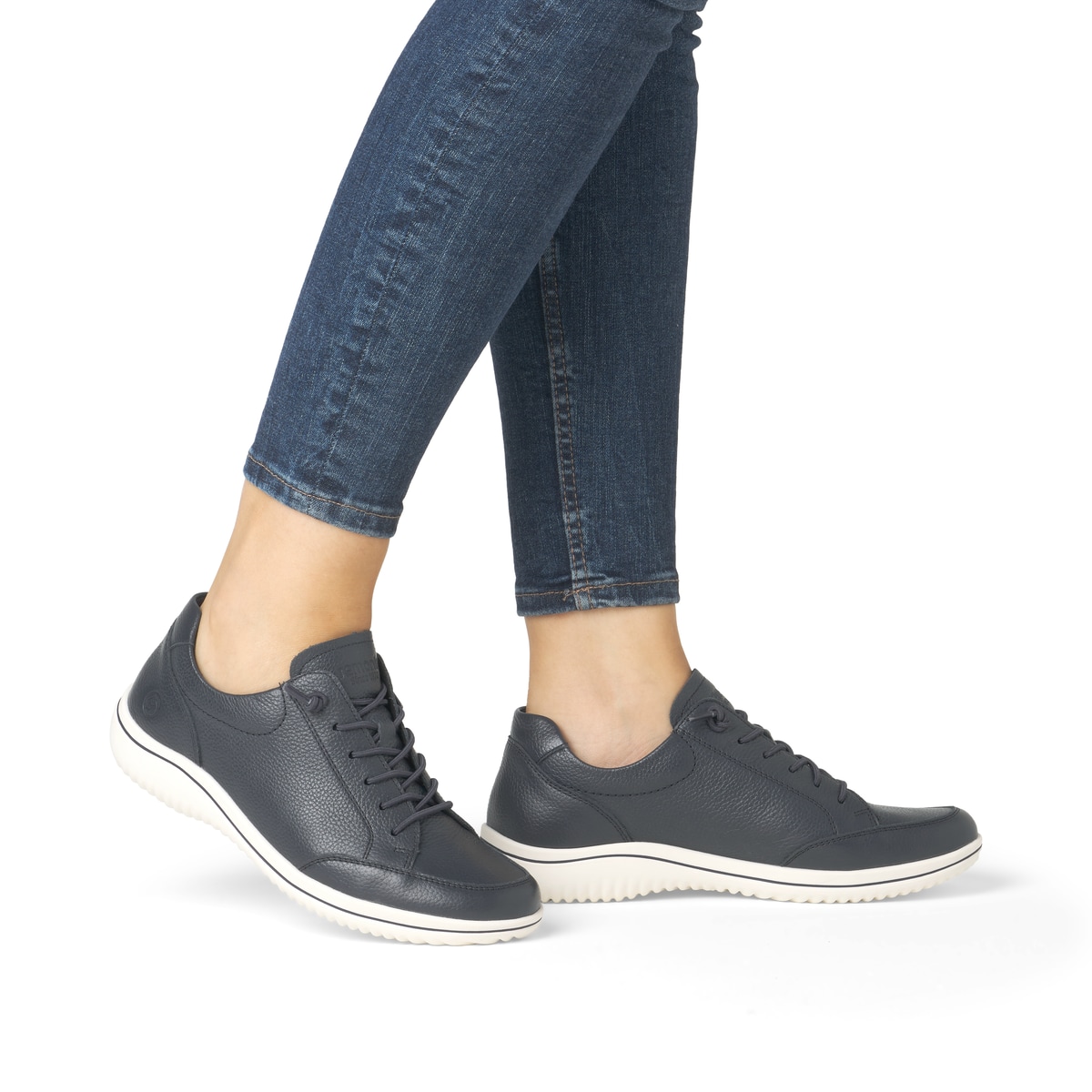 Blaue remonte Damen Schnürschuhe D1E07-14 mit der Komfortweite G. Schuh am Fuß.