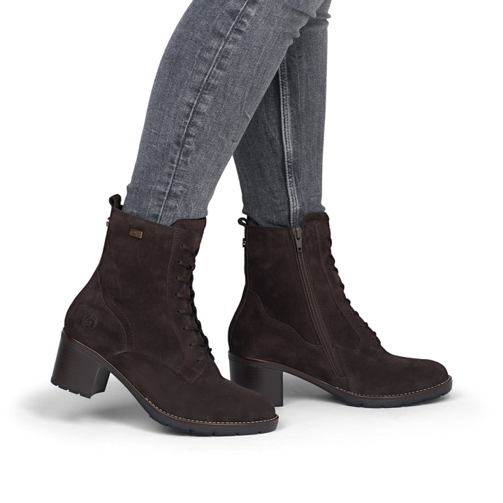 Dunkelbraune remonte Damen Schnürstiefel D2A80-25. Schuh am Fuß.