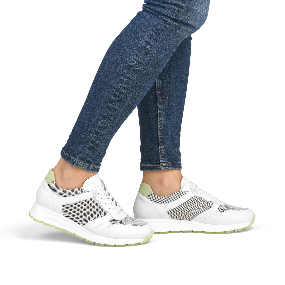 Weiße remonte Damen Sneaker Low D2G03-80 mit Schnürung sowie der Komfortweite G. Schuh am Fuß.
