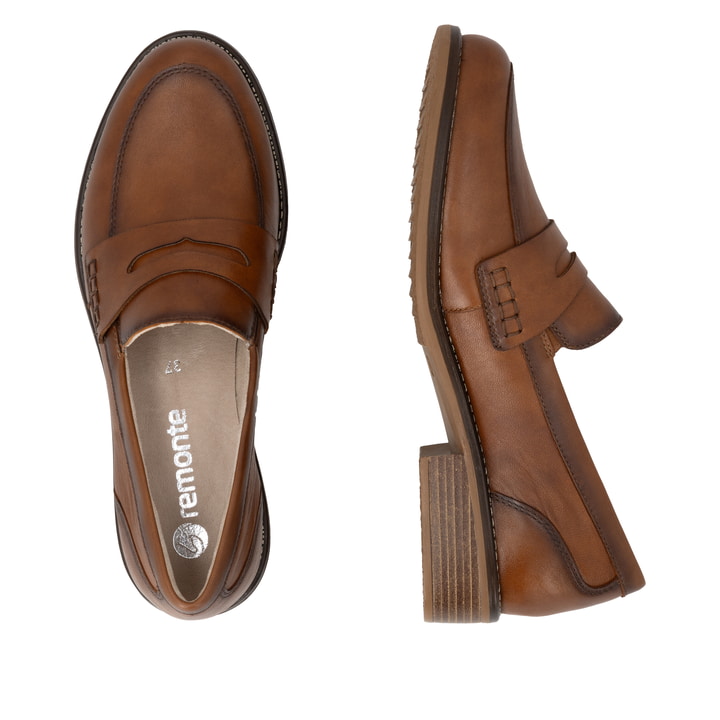 Braune remonte Damen Loafer D0F05-24 mit einem Gummizug. Schuh von oben, liegend.