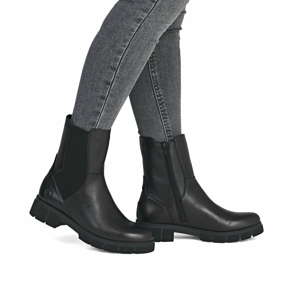 Schwarze remonte Chelsea Boots D2S70-00 mit Reißverschluss sowie Komfortweite G. Schuh am Fuß.