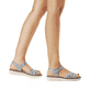 Blaue vegane remonte Riemchensandalen D2058-12 mit einem Klettverschluss. Schuh am Fuß.