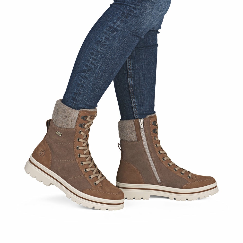 Braune remonte Damen Schnürstiefel D2U70-20 mit griffiger Glass-Fibre Sohle. Schuh am Fuß.