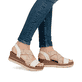 Beige remonte Keilsandaletten D2L54-60 mit Gummizug sowie weicher Innensohle. Schuh am Fuß.