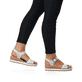 
Silberne remonte Damen Keilsandaletten D6455-90 mit Klettverschluss sowie Keilabsatz. Schuh am Fuß