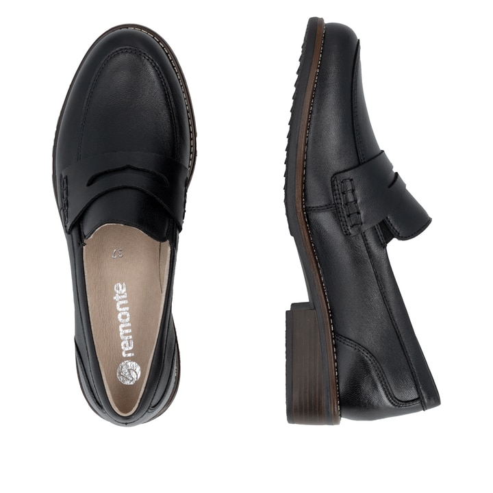 Schwarze remonte Damen Loafer D0F05-00 mit einem Gummizug. Schuh von oben, liegend.