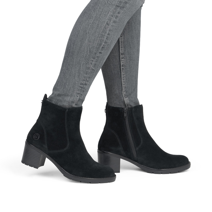 Schwarze remonte Damen Stiefeletten D2A81-02 mit einem Reißverschluss. Schuh am Fuß.