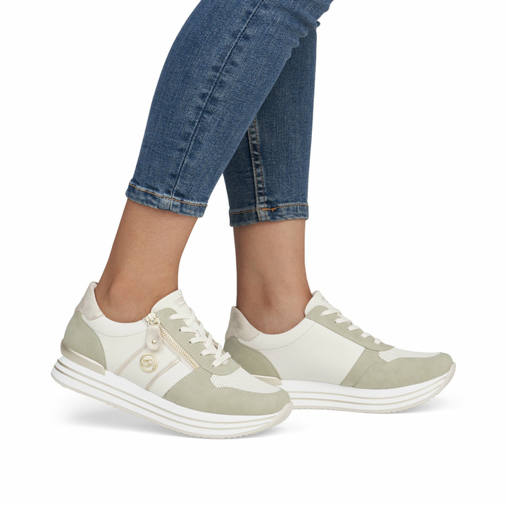 Weiße remonte Damen Sneaker Low D1327-80 mit Reißverschluss sowie Komfortweite G. Schuh am Fuß.