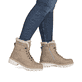 Camelfarbene remonte Damen Schnürstiefel D0B81-20 mit weichem Schaftrand. Schuh am Fuß.