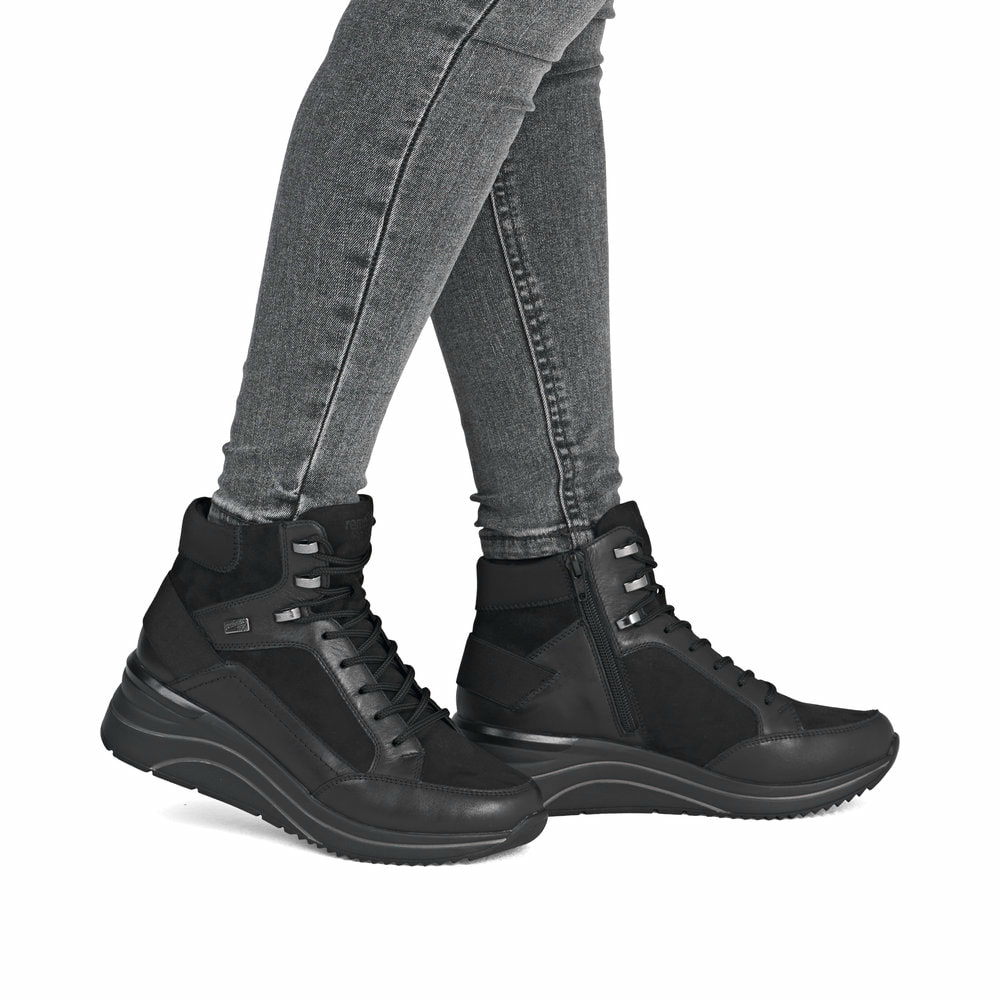 Schwarze remonte Damen Schnürstiefel D0T79-00 mit wasserabweisender TEX-Membran. Schuh am Fuß.
