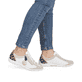 Chaussures à lacets remonte blanches vegan pour femme R3408-83. Chaussure au pied.