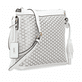 remonte Damen Handtasche Q0627-00 in Glanzschwarz aus Kunstleder mit Überschlag und Reißverschluss. Handtasche getragen.