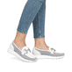 Weiße remonte Damen Loafer D2G02-80 mit einem Gummizug sowie der Komfortweite G. Schuh am Fuß.